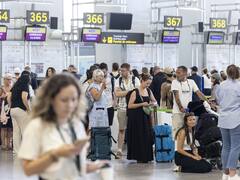 Caos en los aeropuertos españoles por la caída de Microsoft en todo el mundo: qué sucede con los bancos y Bizum