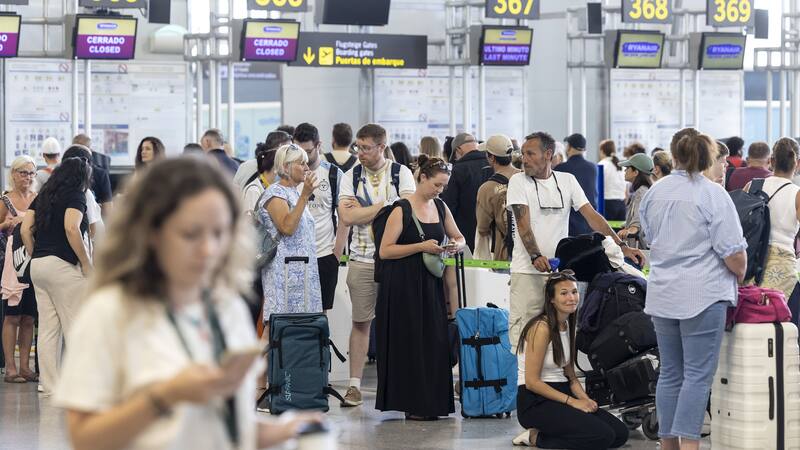 Caos en los aeropuertos españoles por la caída de Microsoft en todo el mundo: qué sucede con los bancos y Bizum.