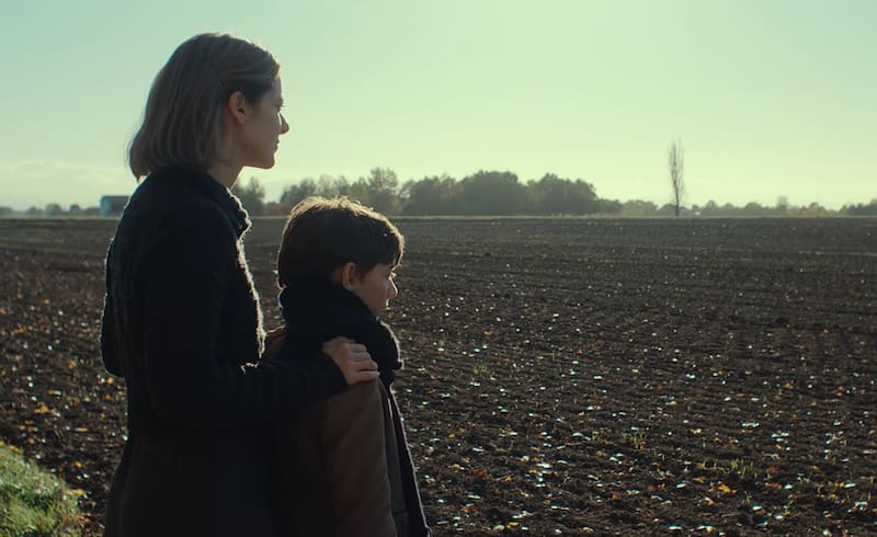 La película no solo cuenta la historia de un niño, sino que también resalta el poder de la solidaridad humana en tiempos de crisis.