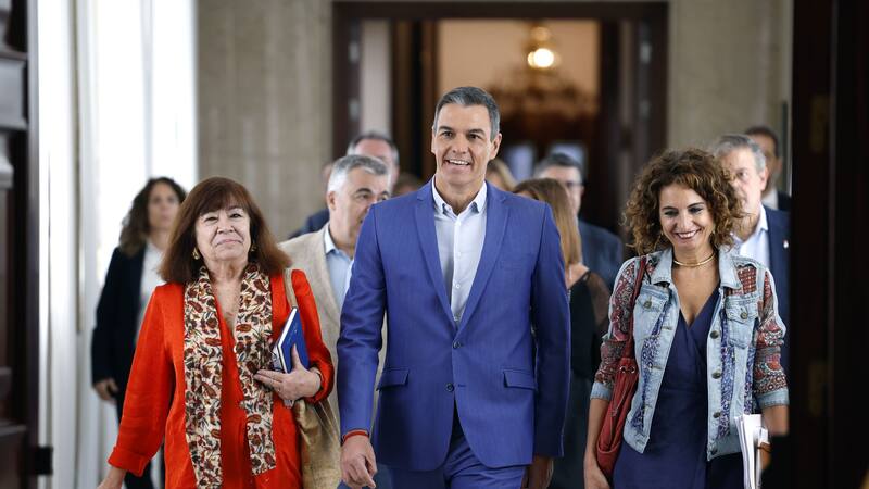 Pedro Sánchez lidera la resistencia del PSOE frente a los ataques y los bulos en el Congreso.