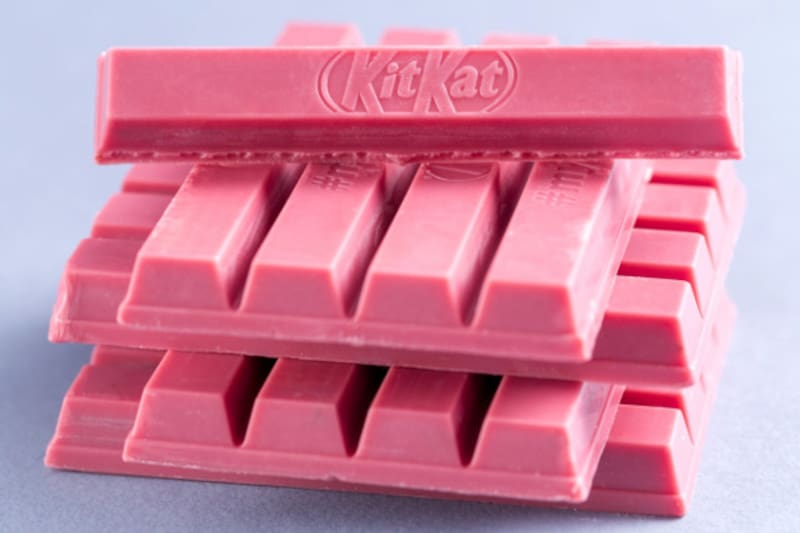 El KitKat rubí se distingue por el tipo de cacao que usa y por su color.