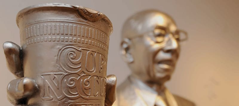 Ando tiene su propia estatua en el museo del ramen instantáneo en Osaka.
