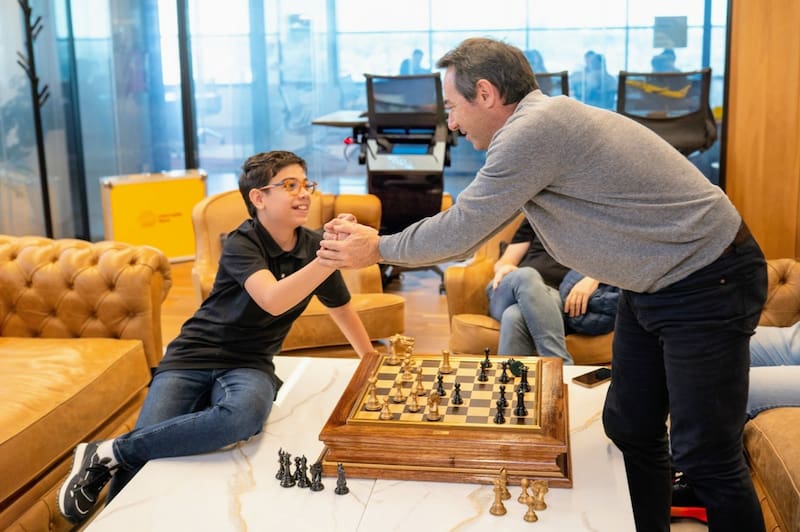 Marcos Galperin con el joven ajedrecista, Faustino Oro