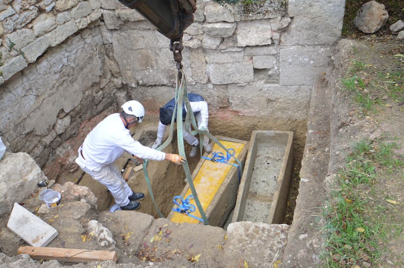 Así sacaron los dos sarcófragos hallados en Burgos, España. Fuente: EFE.