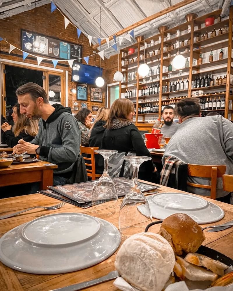 Decorado con camisetas y banderines del club, Kimberley es amplio y tiene un patio interno pet friendly (Fuente: @restaurant_kac)