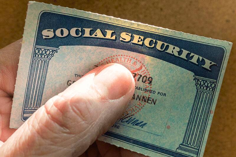 Miles de beneficiarios del Seguro Social en Estados Unidos podrían enfrentar un fuerte recorte en sus pagos mensuales. Foto: Archivo.