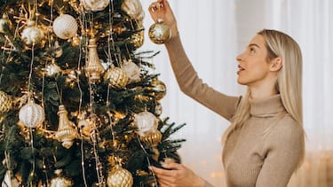 Árbol de Navidad decorado en un living