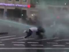 El barrio de la serie "Poco ortodoxa" se levantó contra la cuarentena y la polícía reprimió con hidrantes