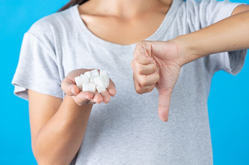 Dejar de consumir azúcar puede aumentar los niveles de energía y mejorar el rendimiento físico. Fuente: Freepik.