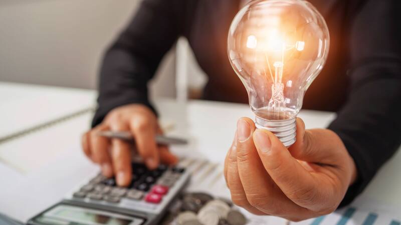 ¿Cómo será la nueva tarifa regulada de luz a partir de enero de 2024? Todos los cambios que debes conocer.