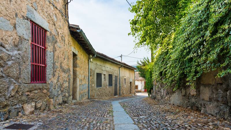 Este pueblo medieval está a una hora de Ávila, tiene 124 habitantes y perfecto para ir en pareja.