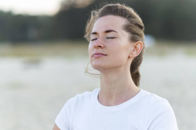 Además de calmar la ansiedad, esta técnica de respiración mejora la capacidad pulmonar. (Foto: Freepik)