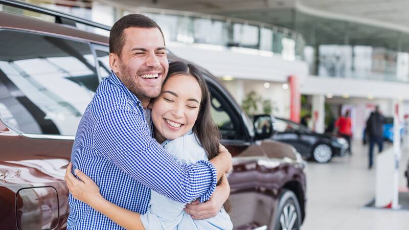 Elegir un coche económico implica valorar el consumo de combustible y las características adaptadas a las necesidades personales.
