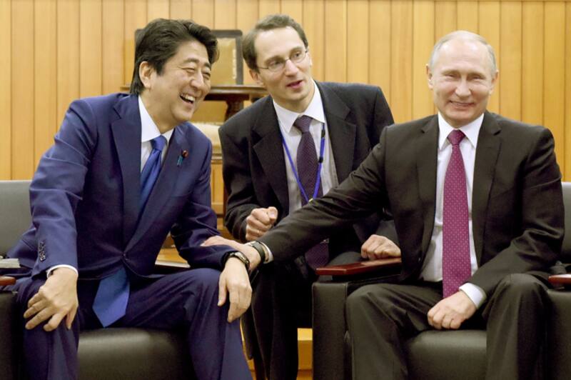 Putin con el entonces primer ministro japonés en un instituto de judo en Tokio - Bloomberg