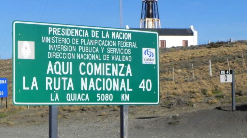 La Ruta Nacional 40 nace en el punto más austral del territorio argentino, en el Cabo Vírgenes, donde el Mar Argentino del Océano Atlántico se une con el Estrecho de Magallanes.
