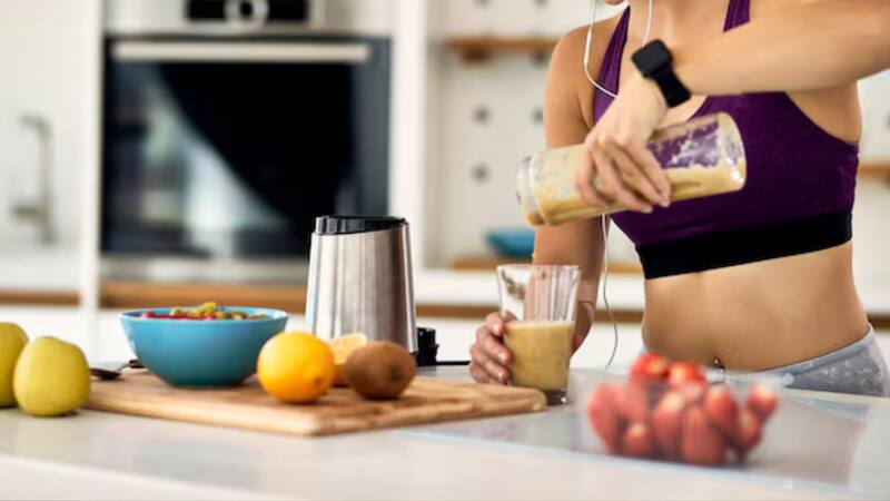 Incorporar un batido con ingredientes ricos en nutrientes mejora la salud de la piel, el cabello y las uñas. Fuente: Freepik.