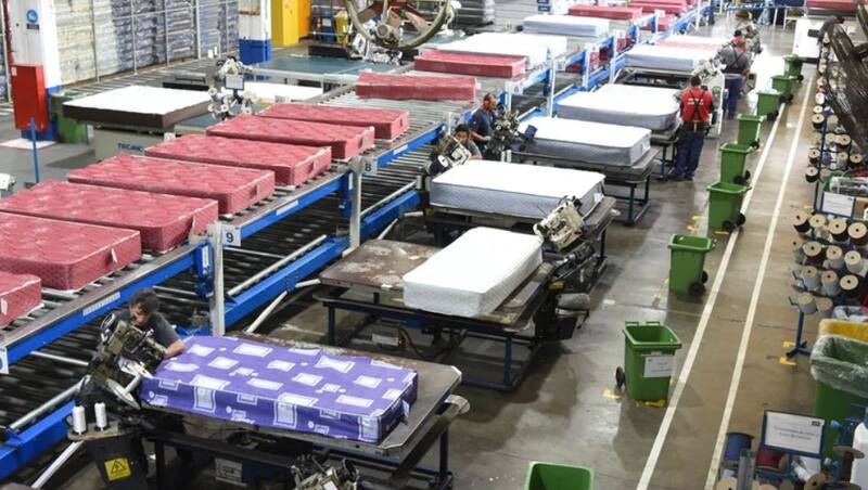 La empresa tiene una capacidad de producción de 2,2 millones de colchones al año entre sus cinco plantas de fabricación.