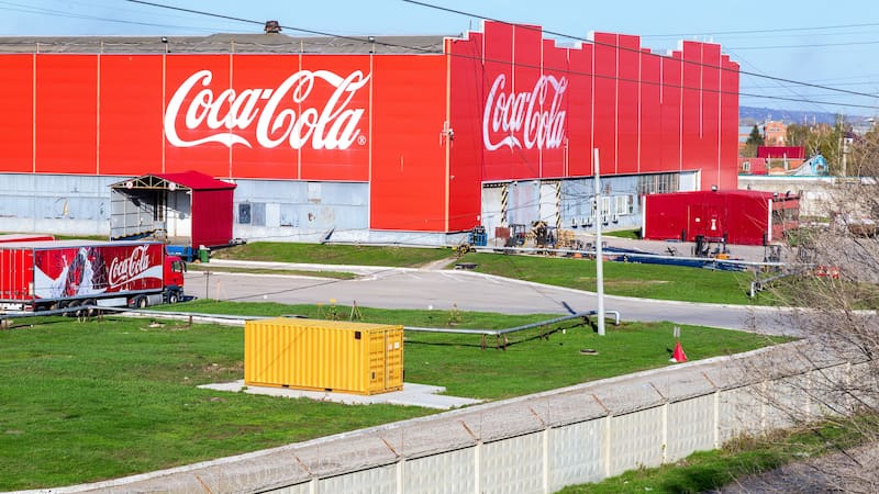 Coca-Cola abre vacantes con contratos estables y beneficios. Cómo enviar una candidatura, paso a paso.