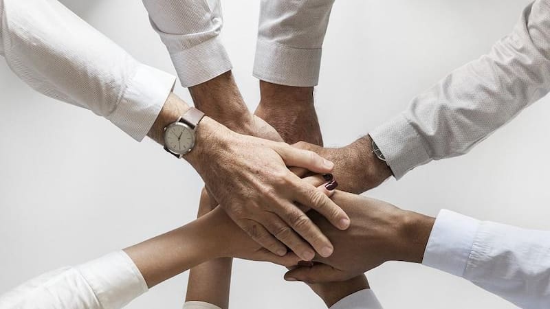 Los KPI como los OKR tienen algo en común: la medición. La diferencia radica en su aplicación, su formato e impacto.