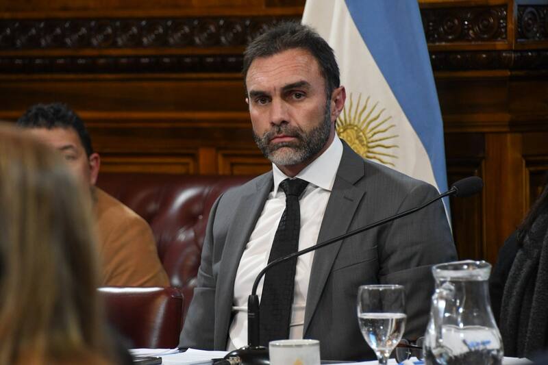 Ezequiel Atauche, senador de La Libertad Avanza, presidente de bloque y de la comisión de Presupuesto