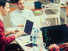 Con qué trabajan y cuánto ganan los trabajadores de tecnología mejor pagos del país