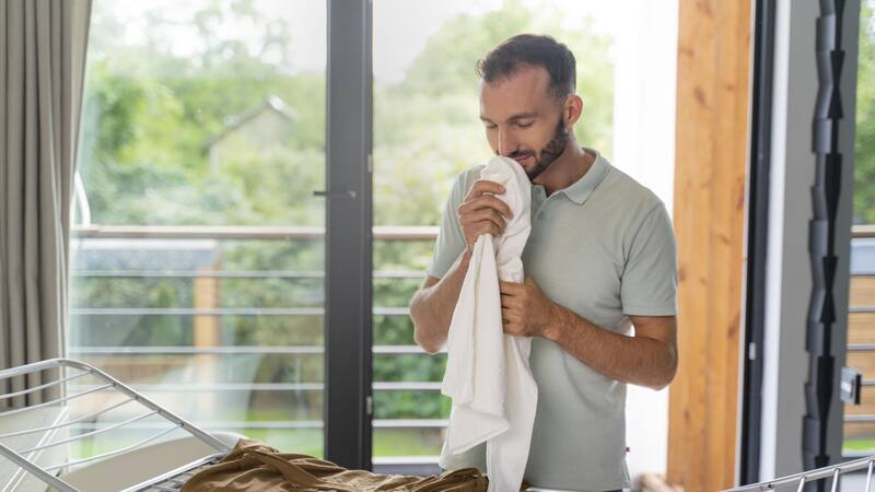 La humedad persistente deja mal olor en nuestra ropa limpia.