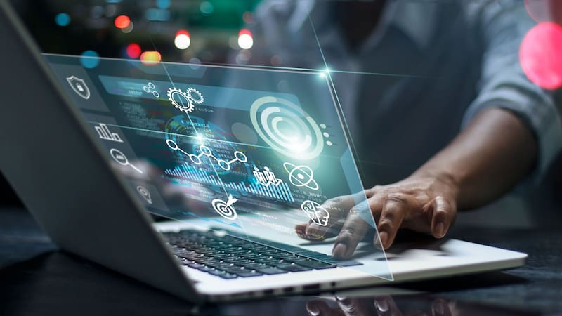 Bill Gates pronosticó que la adopción masiva de la IA vendría de la mano con los celulares y acertó.