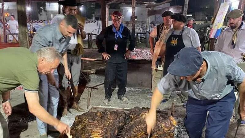 <div class="migrated-promo-image__description"><div class="migrated-promo-image__source">Fuente: Redes sociales: @fn.asadoconcuero</div></div>