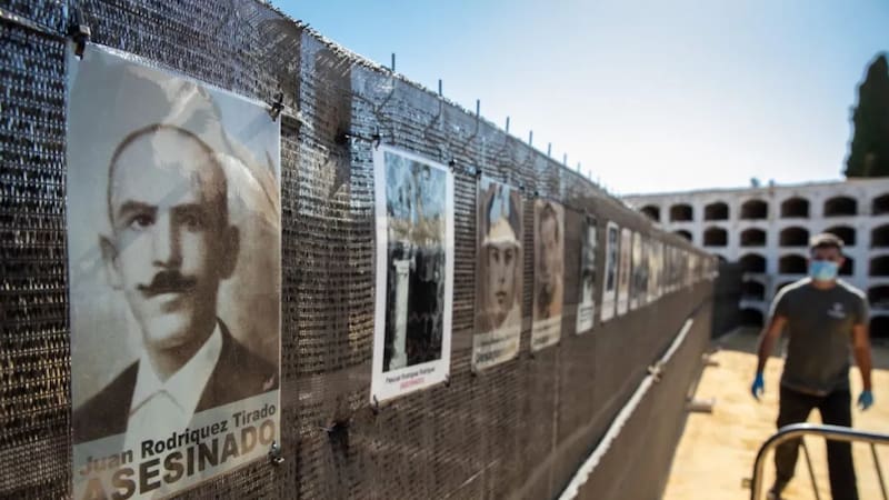El Gobierno reparte 3 millones de euros para la exhumación de fosas comunes del franquismo.
