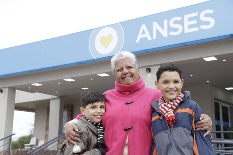 Los jubilados cobrarían con un 29% de aumento según un informe privado.