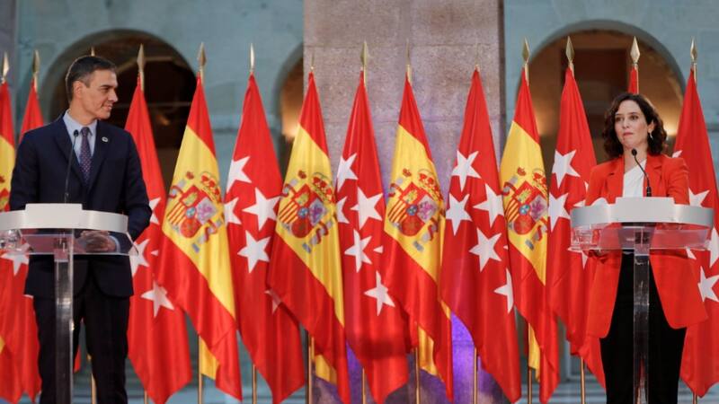 El Gobierno acusa a Ayuso de "terraplanismo político" tras sus declaraciones sobre la desaparición de chats con Sánchez.