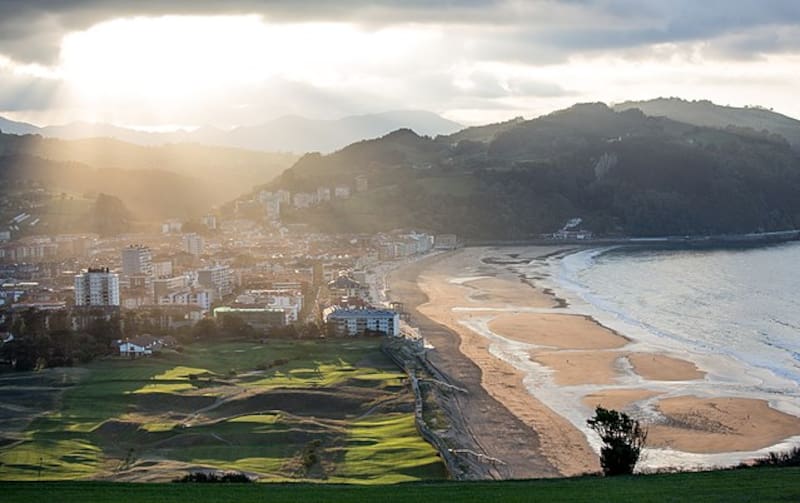 El sol iluminando las playas de Zarauz, en el País Vasco (Foto: Wikimedia Commons - Lukas Budimaier)