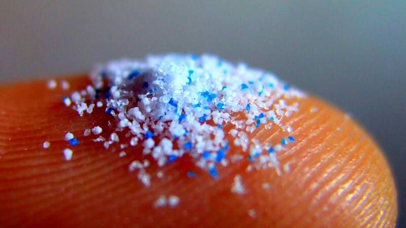 Los microplásticos, que son partículas de plástico de menos de 5 milímetros, provienen de una amplia gama de productos plásticos.