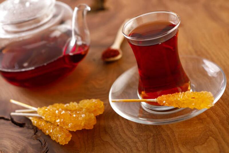 El té de azafrán se prepara infusionando hebras de azafrán en agua caliente, lo que le proporciona un sabor distintivo y un color dorado brillante (Fuente: iStock).