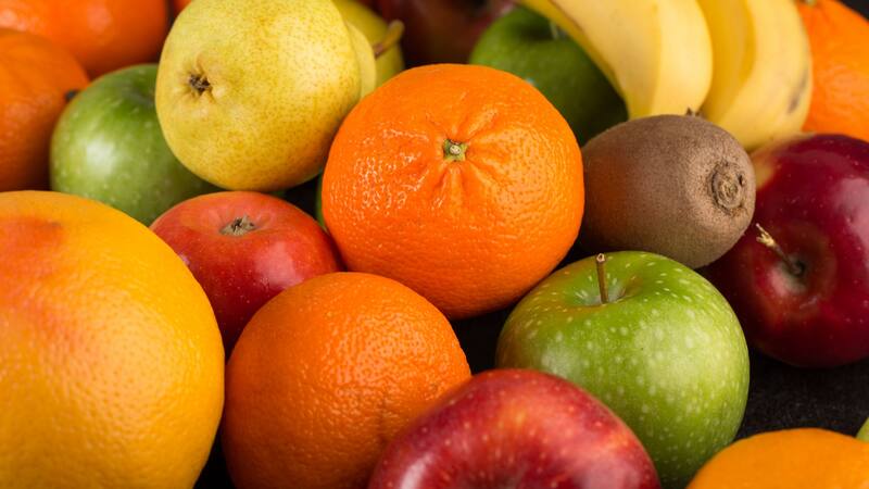 No es piña: la fruta dulce y barata que debes consumir para bajar la hinchazón abdominal y lucir un vientre plano.