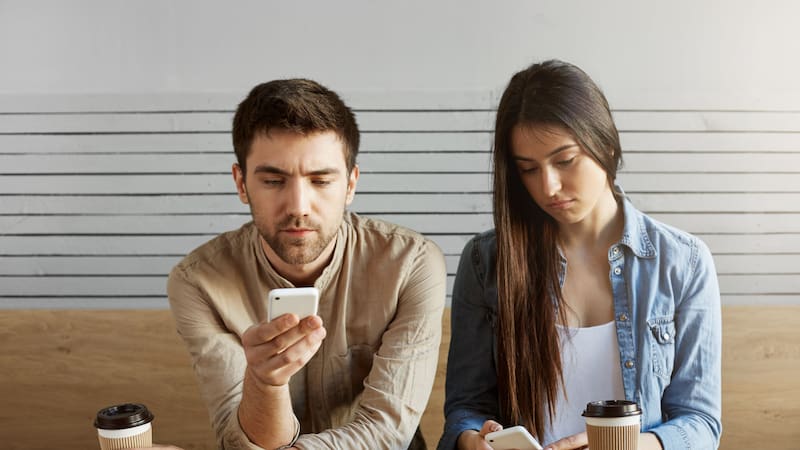 Colocar el teléfono boca abajo se lo puede asociar con posibles intentos de ocultar información, especialmente en situaciones de infidelidad.