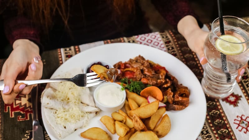 Ahora el Abasto tiene un tenedor libre de comida peruana.