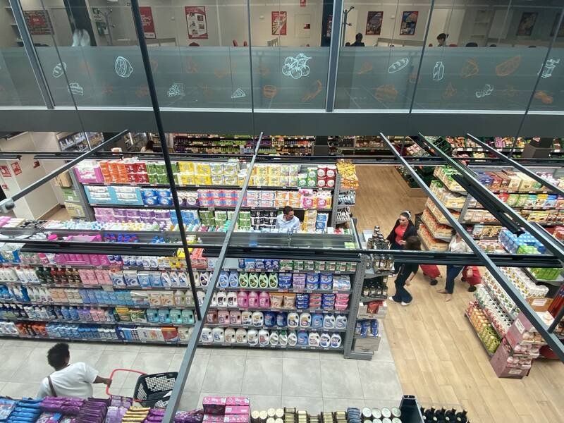 DIA busca facilitar una alimentación saludable al alcance de todos, por medio de la oferta de productos propios y de terceros.