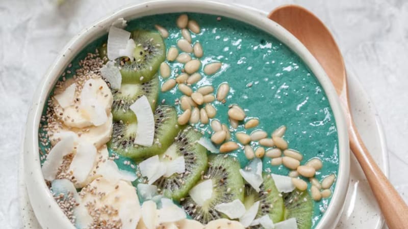 Smoothie bowl con espirulina, kiwi y bananas