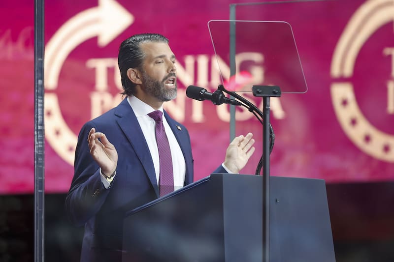 Trump Jr, el hijo mayor del presidente de Estados Unidos señaló que el auge en la demanda de stablecoins respaldadas por el dólar estaba sirviendo como contrapeso en la venta de deuda estadounidense. Foto: Archivo.