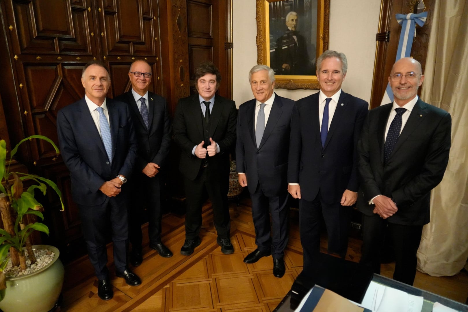 Javier Milei y Antonio Tajani, con otros funcionarios argentinos e italianos que compartieron la audiencia