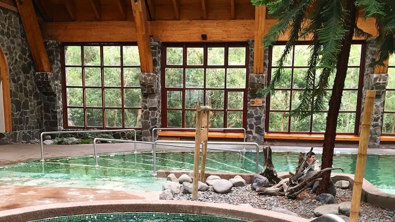 Una propuesta de lujo cerca de Bariloche para relajarse en aguas termales únicas.
