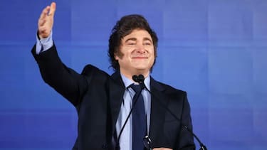 Javier Milei celebrando la aprobación del Presupuesto y la ley