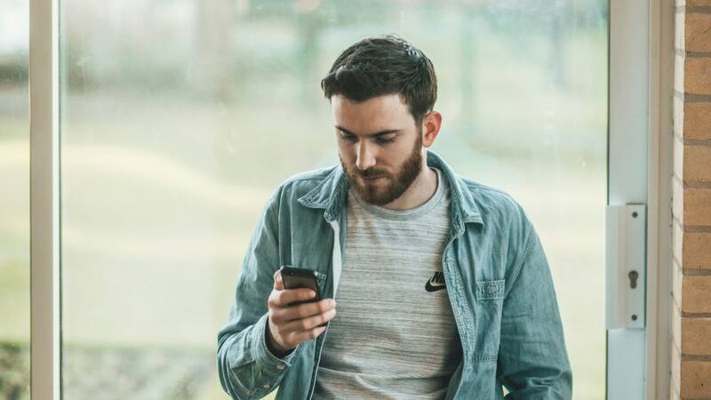 La luz azul puede afectar de diferentes maneras.
