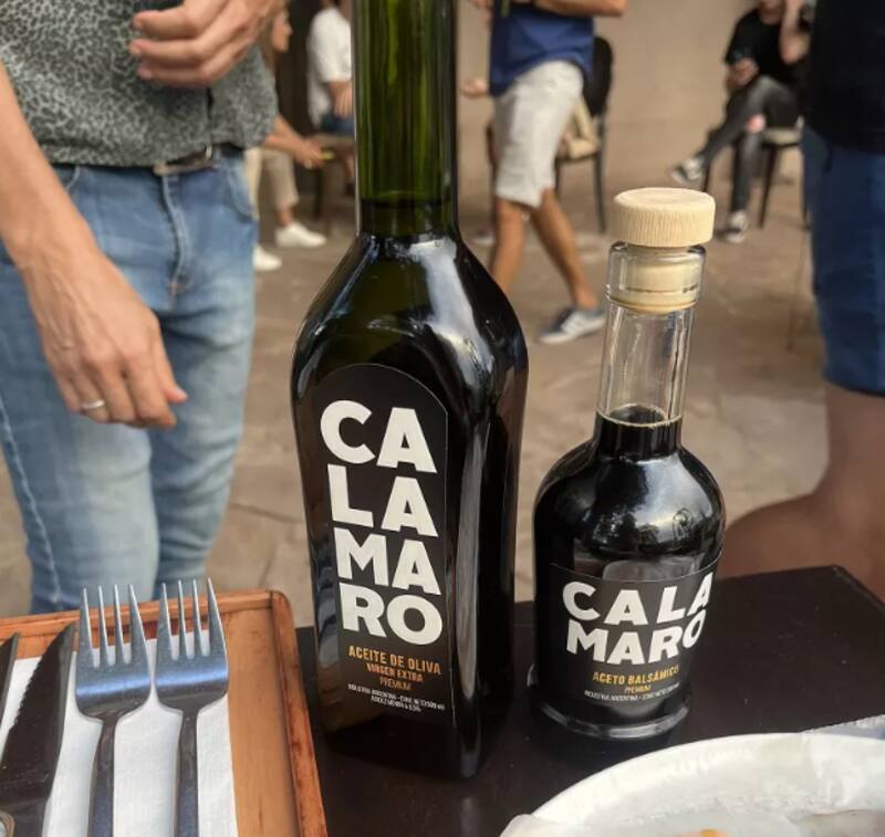 Las botellas de aceite y aceto de Javier Calamaro se venderán en la Argentina y destinos de exportación.