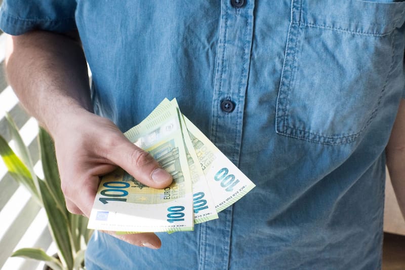 Este aumento alcanza a más de 3,5 millones de trabajadores del sector público (Fuente: Shutterstock)