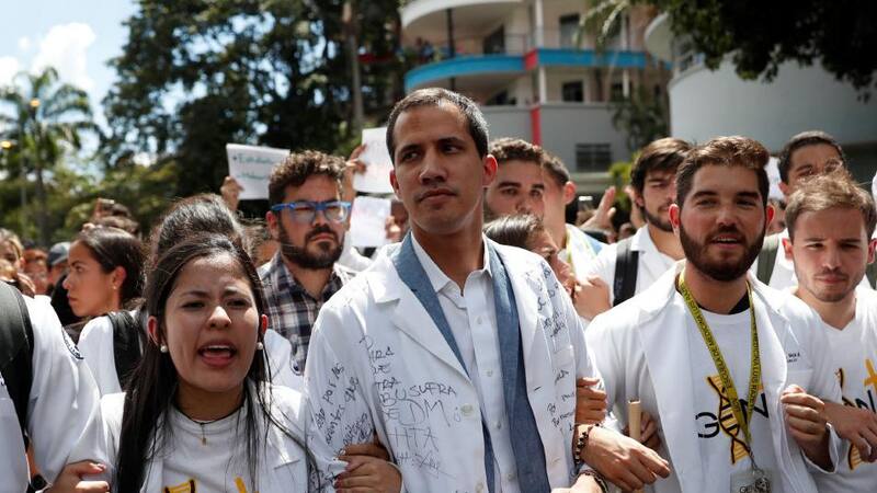 Guaidó, con una bata médica, marchó entre pacientes y enfermeros