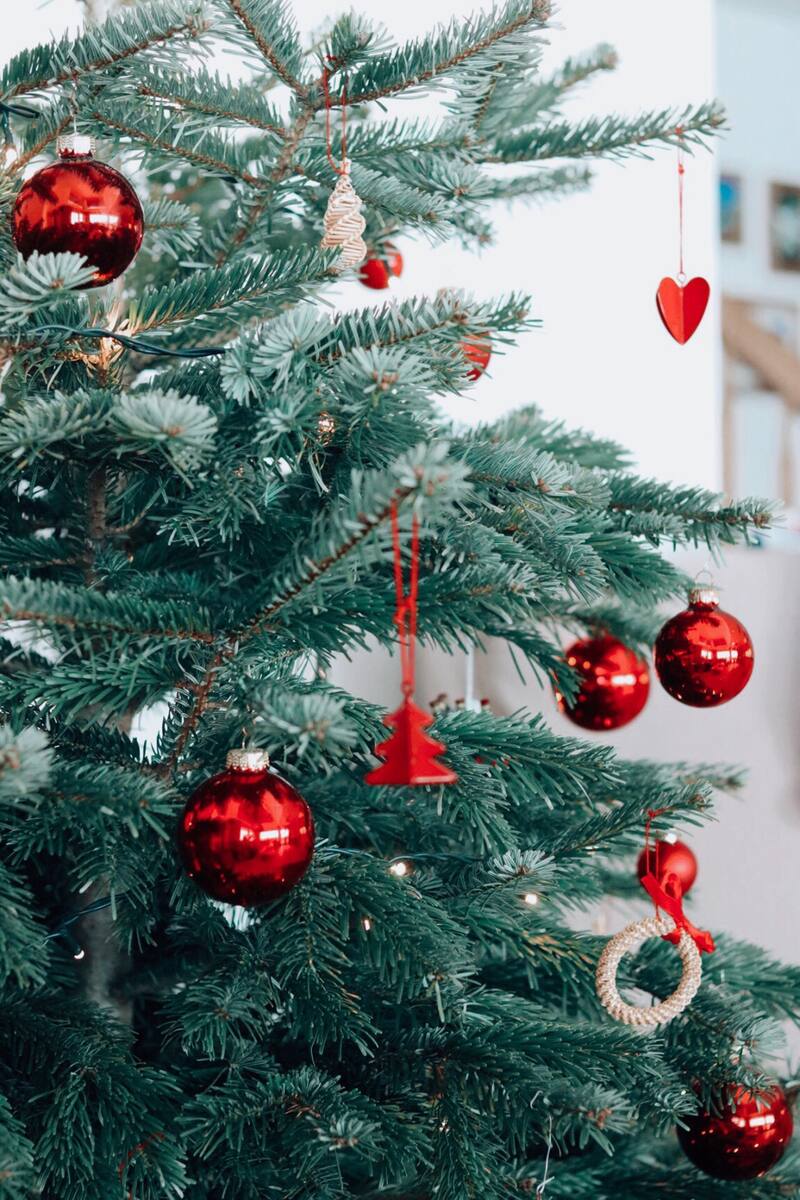 Según el Feng Shui, para atraer laabundancia al hogar hay que eliminar la decoración rota y colocar el árbol de Navidad en un espacio limpio, ordenado y luminosos. Foto: Unsplash