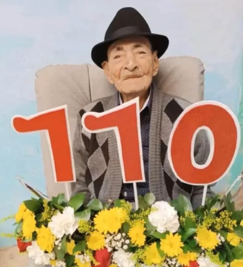 El campesino antioqueño Julio Saldarriaga en su cumpleaños 110 en 2023, cuando se convirtió oficialmente en supercentenario. Su caso despierta interés científico mundial. (Imagen: GRG