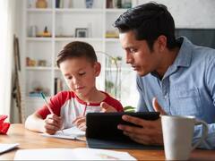 Extienden la licencia a empleados públicos con hijos de hasta 14 años que tengan clases online